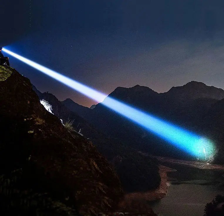 2025 Nuevas linternas LED de alta potencia de 15000 mAh 10000000 Linterna ultra potente LM, linterna recargable por USB, antorcha para acampar al aire libre